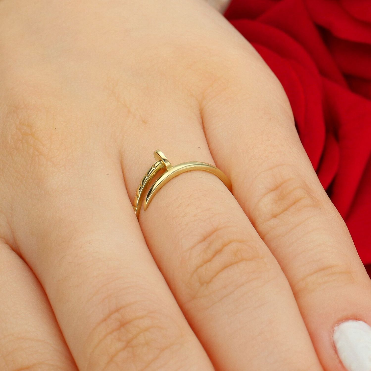 Złoty Pierścionek Damski 375 – Motyw Gwoździa, Nowoczesny Design.jpg